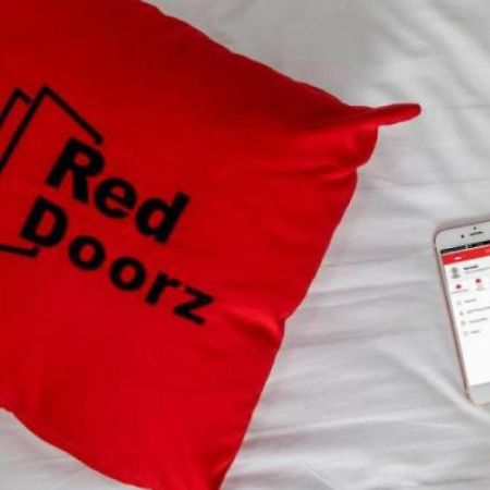 Hotel RedDoorz near Hayam Wuruk Jakarta Exterior foto